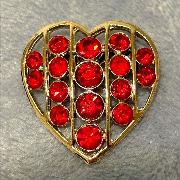 Beautiful heart shaped Brooch with Red crystals. Great for Valentines Day - Picture 6 of 15